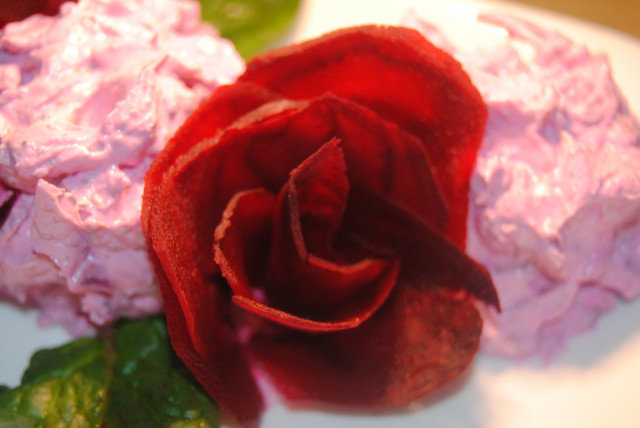 Млечна салата с червено цвекло за Свети Валентин