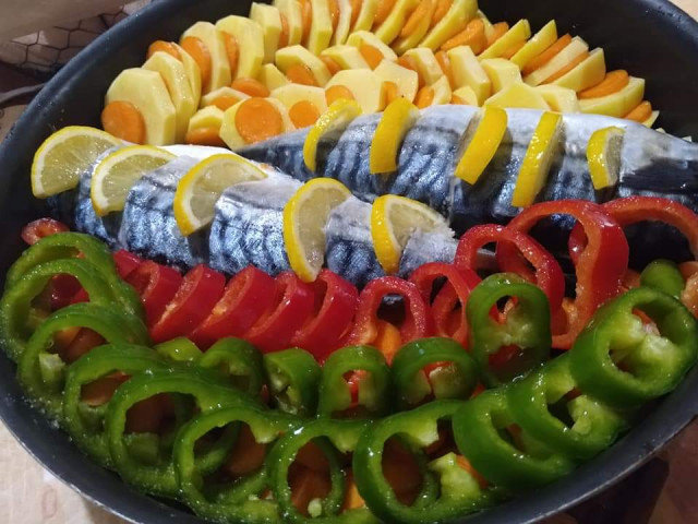 Скумрия на фурна с редени зеленчуци