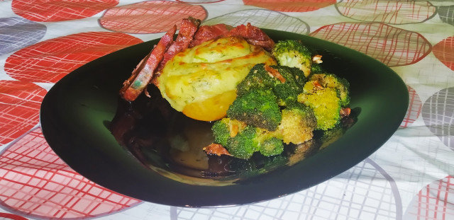 Печен телешки джолан с картофи и броколи