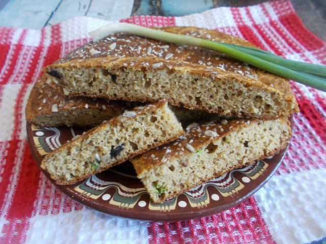 Оризов хляб с пресен лук, риган и маслини