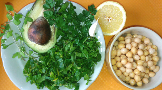 Свеж хумус с авокадо, спанак и майорана