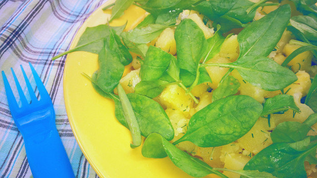 Картофена салата с бейби спанак за пикник