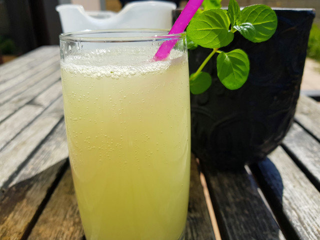 Алкална напитка от лимон, джинджифил и мента