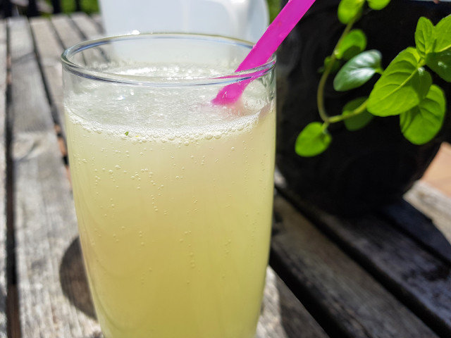 Алкална напитка от лимон, джинджифил и мента