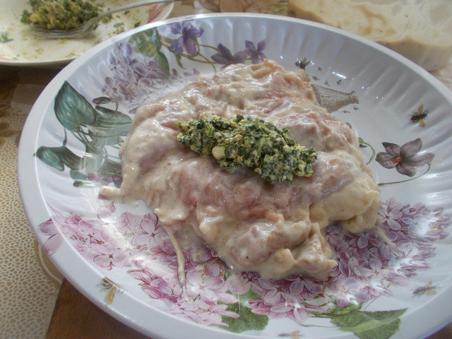 Пилешки руладини със спанак и топено сирене