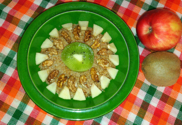Закуска от булгур с ябълки, орехи и киви