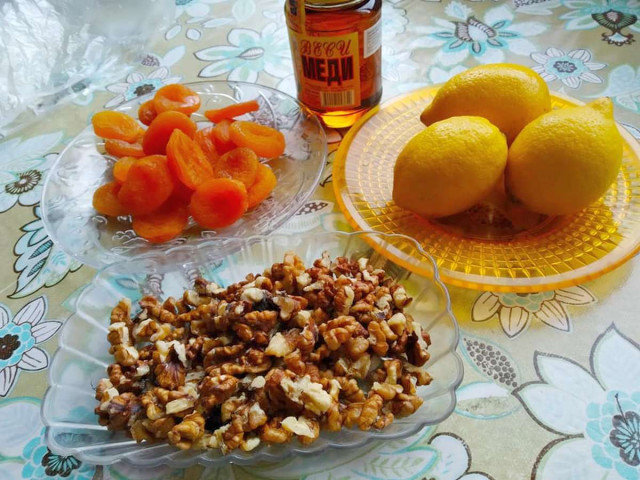 Здравословна смес с орехи, лимон, мед и сушени кайсии