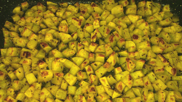 Качамак с печени билкови картофки