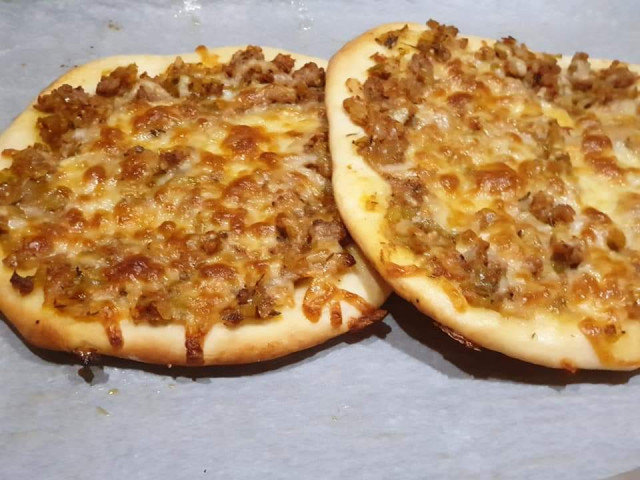 Пица с телешка кайма и моцарела