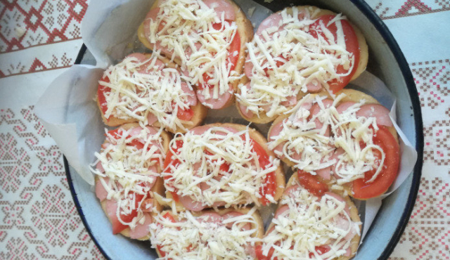 Топли сандвичи със салам, кашкавал и домати