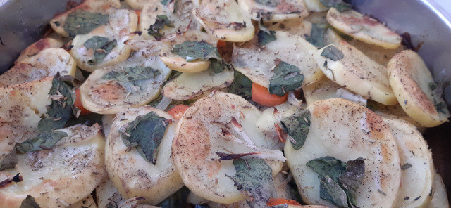 Картофи на фурна със спанак и заливка