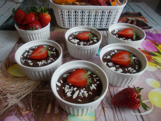 Шоколадов пудинг с ягоди и бял шоколад