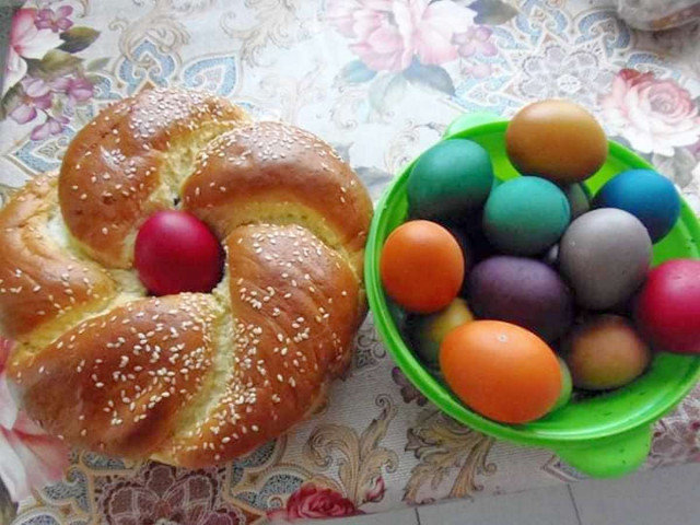 Великденски венец с шарени яйца
