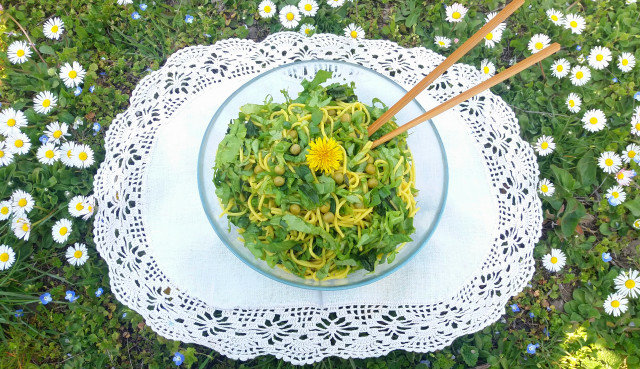 Свежа зелена салата със златни спагети и грах