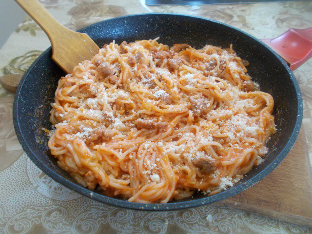 Пържени спагети с кайма