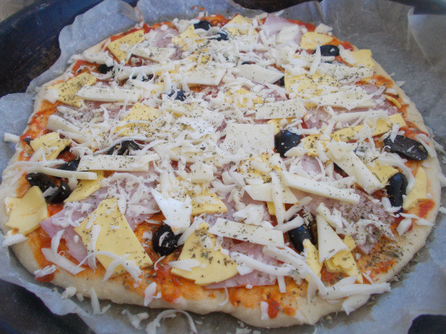 Пица с бекон и маслини