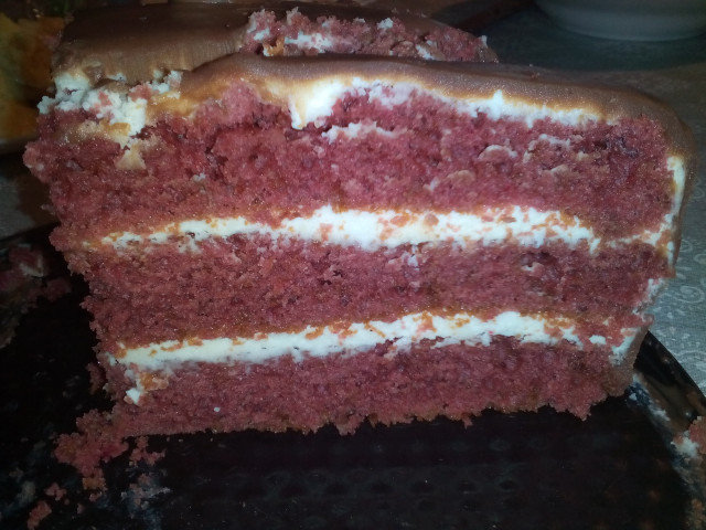 Торта Червено кадифе с профитероли