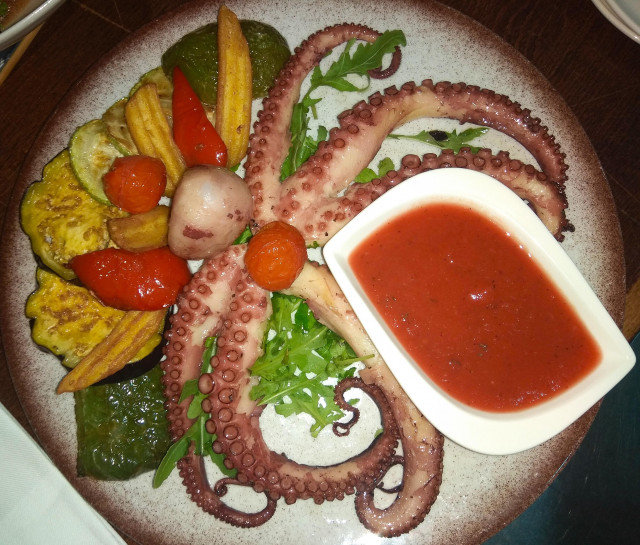 Октопод на грил със зеленчуков сос