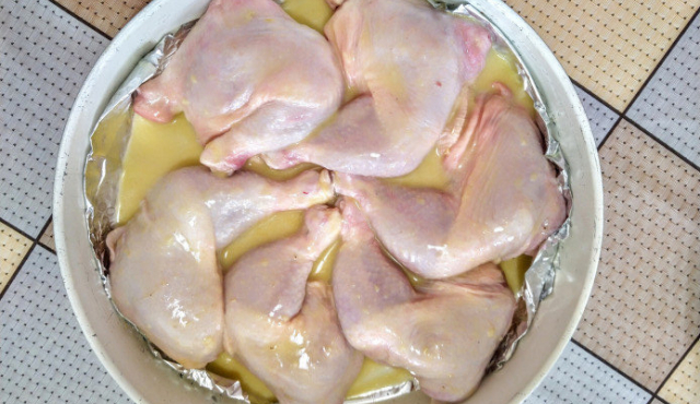 Мариновани пилешки бутчета във фолио