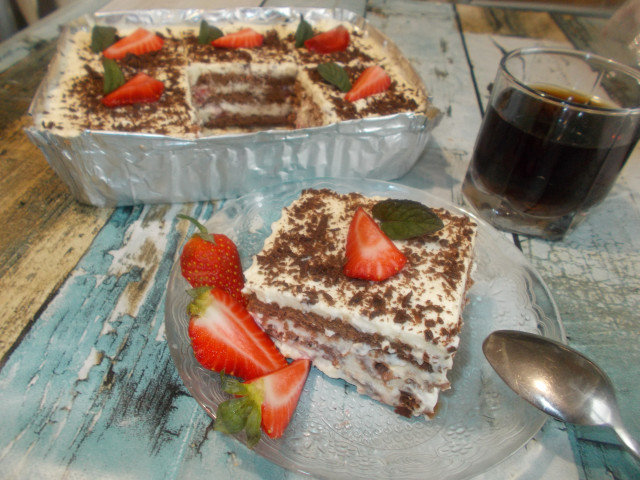 Лесна торта с бисквити и ягоди