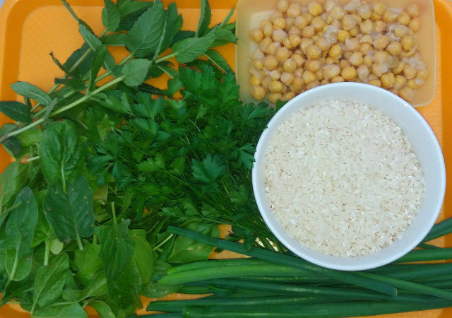 Шарен ориз на фурна с нахут, спанак и червено цвекло