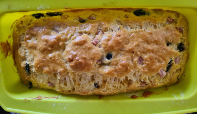Солен кекс с шунка, маслини и кашкавал