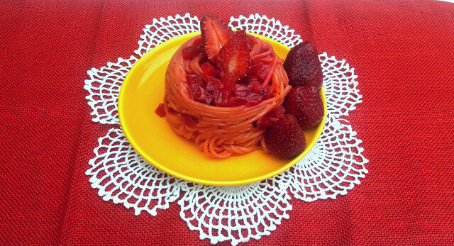 Сладки спагети с ягоди и червено цвекло