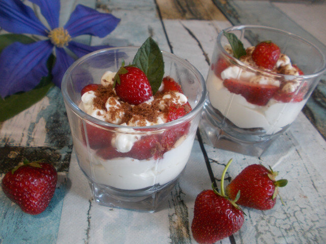 Десерт от цедено мляко с ягоди