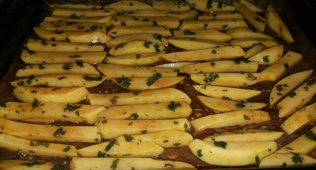 Тапас картофки със салвия и чеснов тахини сос