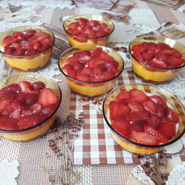 Млечен десерт с ягоди в купички