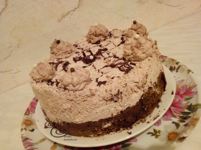 Шоколадова торта с кафе и течна сметана
