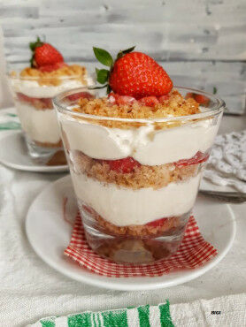 Бърз десерт с ягоди