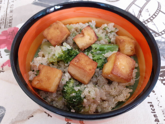 Салата с тофу и броколи