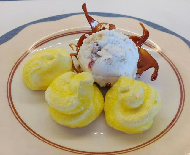 Сладолед Черешка с лимонови целувки