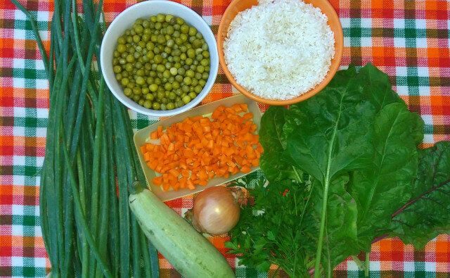 Ориз с грах, тиквички и манголд на фурна