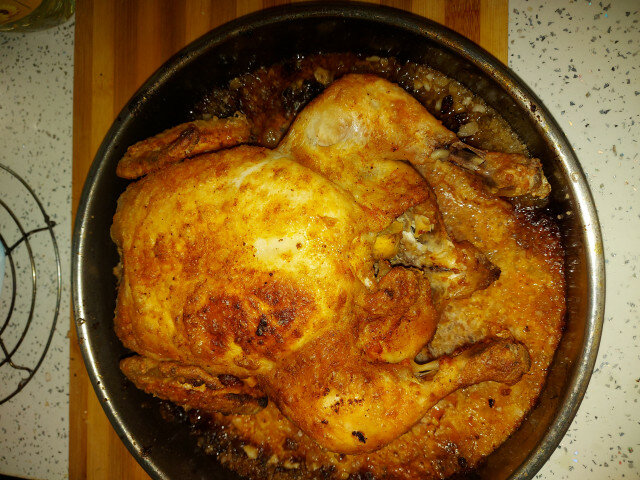 Пиле, печено върху сол