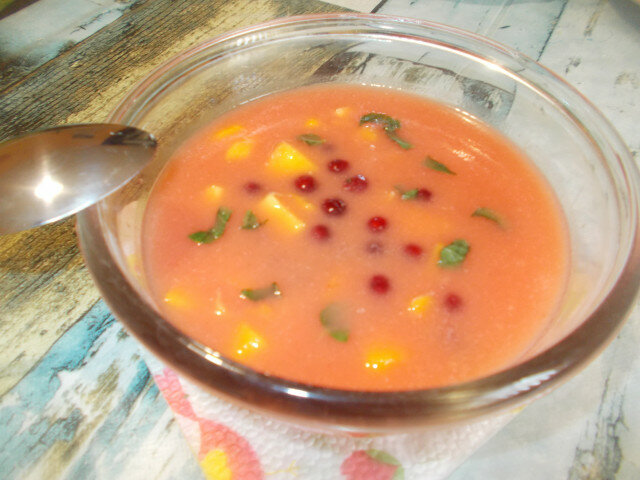 Плодова супа с диня, праскови и касис