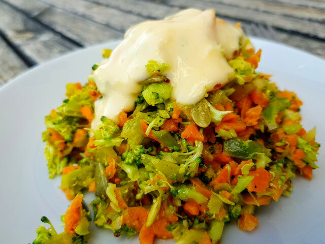 Витаминозна салата с броколи и джинджифилова майонеза