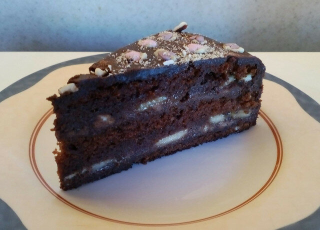 Шоколадова торта с бисквитки и банан