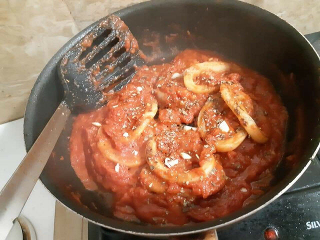 Калмари в доматен сос
