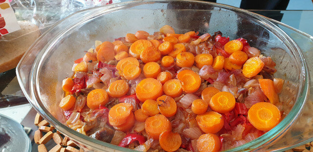 Телешко с червени чушки, лук и моркови