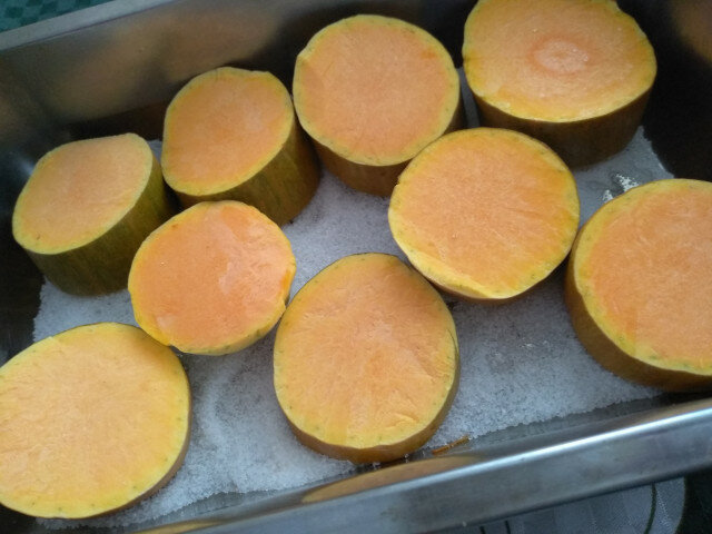 Печена тиква с орехи и портокалови корички