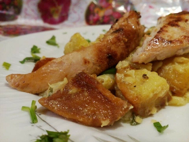 Пилешки филенца с картофки и зелен фасул