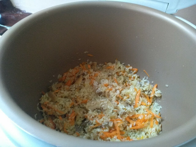 Ориз с моркови и гъби в мултикукър