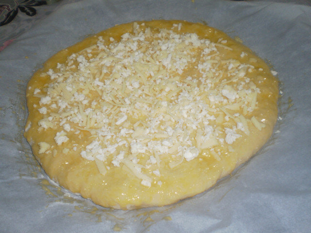 Пълнена питка със сирене и кашкавал
