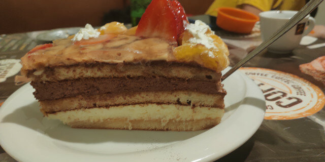 Домашна торта с плодове и бишкоти