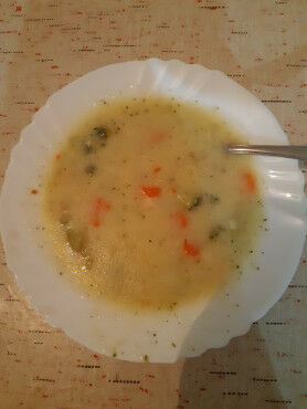 Пилешка супа с карфиол и броколи