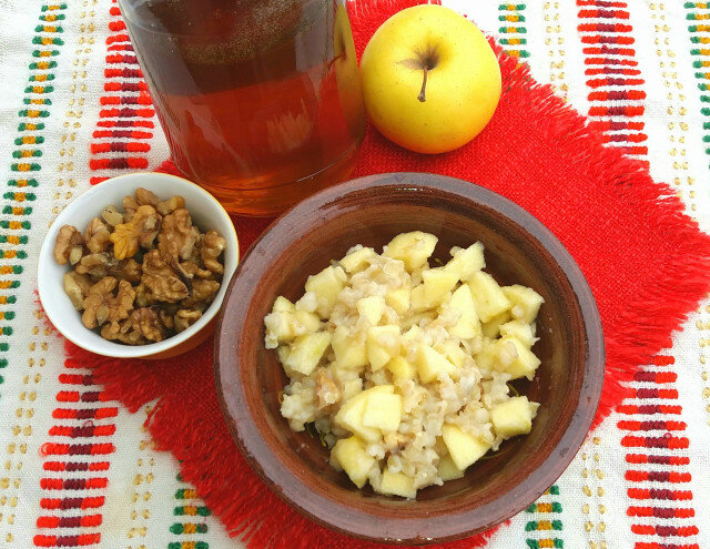 Житена закуска с ябълка, мед и орехи