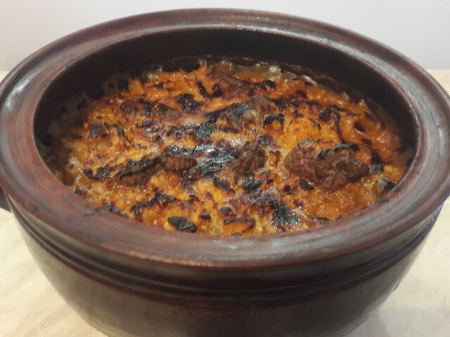 Свински джолан в гърне с кисело зеле, ориз и боб