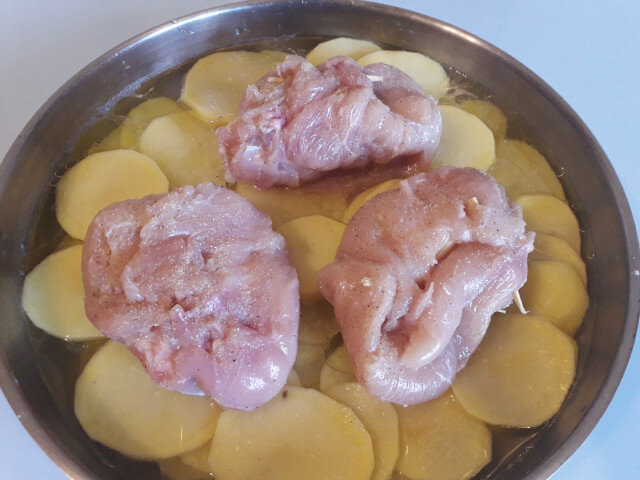 Пилешко филенце с топено сирене, кашкавал и картофки на фурна